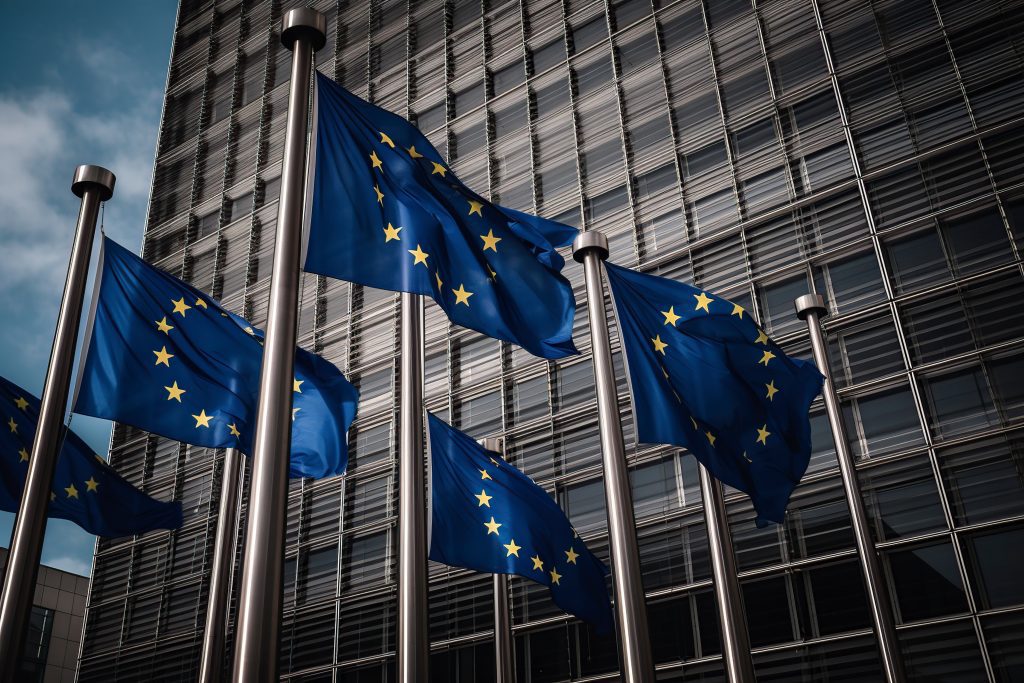 EU flag foran Europa Kommissionen i Bruxelles